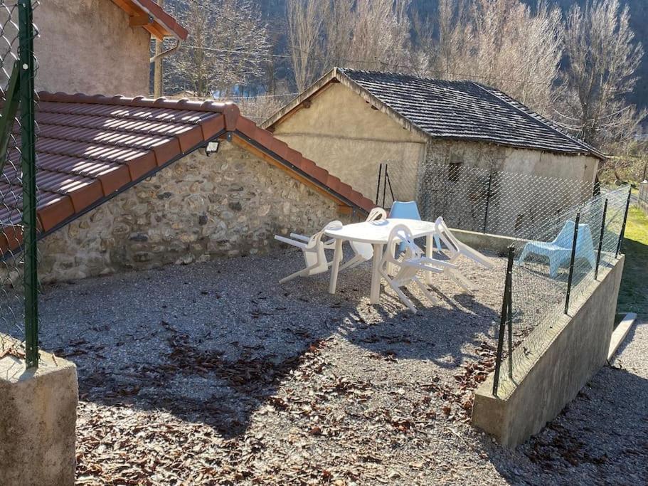 Entre La Montagne Et La Riviere Apartment Sinsat Екстериор снимка
